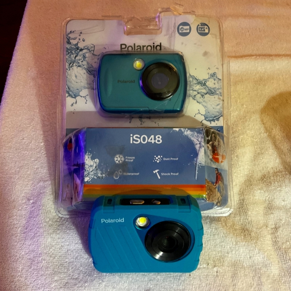 2 BEAUTIFUL BASICALLY NEW Polaroid18MP Waterproof Camera.